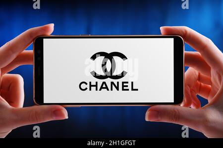 POZNAN, POL - JUN 12, 2020: Hand halten Smartphone mit Logo von Chanel, ein Luxus-Unternehmen, das sich auf High-Fashion und Ready-made Kleidung, l Stockfoto