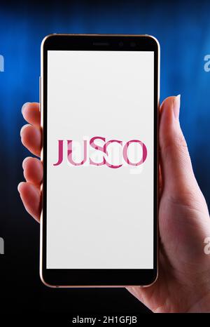 POSEN, POL - 21. MAI 2020: Hände halten Smartphone mit Logo von JUSCO, einer Kette von Hypermärkten in Japan Stockfoto