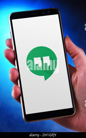 POZNAN, POL - JUN 12, 2020: Hand halten Smartphone mit Logo von Google Hangouts, eine Kommunikations-Software von Google entwickelt Stockfoto