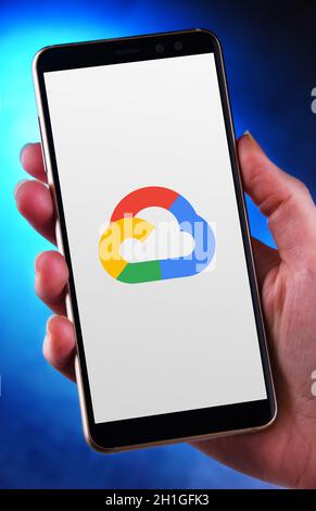 POZNAN, POL - 12. JUNI 2020: Hand halten Smartphone mit Logo der Google Cloud Platform (GCP), von Google angeboten Stockfoto