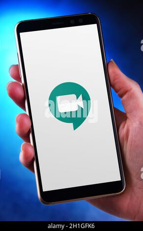 POZNAN, POL - JUN 12, 2020: Hand halten Smartphone mit Logo von Google Meet, ein Video-Kommunikationsdienst von Google entwickelt Stockfoto