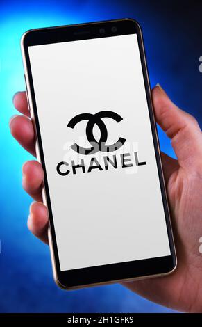 POZNAN, POL - JUN 12, 2020: Hand halten Smartphone mit Logo von Chanel, ein Luxus-Unternehmen, das sich auf High-Fashion und Ready-made Kleidung, l Stockfoto