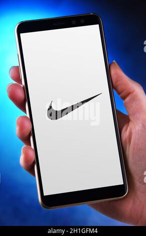 POZNAN, POL - JUN 12, 2020: Hand hält Smartphone mit Logo von Nike, einem amerikanischen multinationalen Konzern produziert Schuhe, Kleidung, Ausrüstung Stockfoto