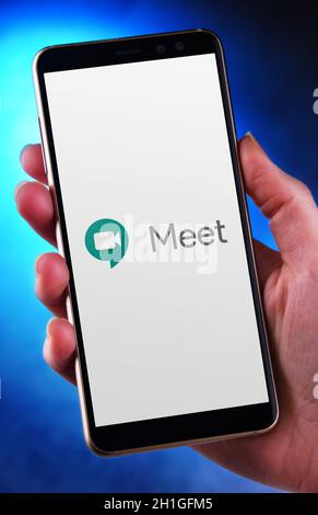 POZNAN, POL - JUN 12, 2020: Hand halten Smartphone mit Logo von Google Meet, ein Video-Kommunikationsdienst von Google entwickelt Stockfoto
