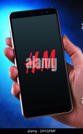 POZNAN, POL - 12. JUN 2020: Smartphone mit dem Logo von Hennes & Mauritz, einem schwedischen multinationalen Bekleidungshandelsunternehmen Stockfoto