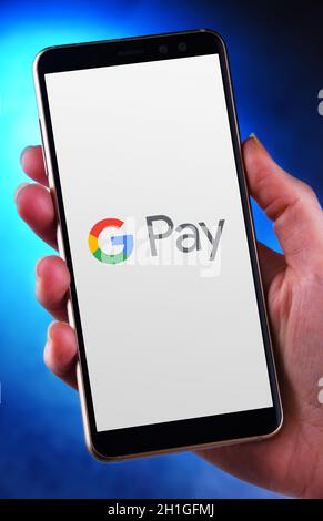 POZNAN, POL - 12. JUN 2020: Hand hält Smartphone mit Logo von Google Pay, eine digitale Wallet-Plattform und Online-Zahlungssystem von Go entwickelt Stockfoto