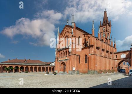 Pollenzo, Italien - 12. Oktober 2021: Die Kirche San Vittore auf der Piazza Vittorio Emanuele II in der Nähe des Schlosses von Pollenzo Stockfoto