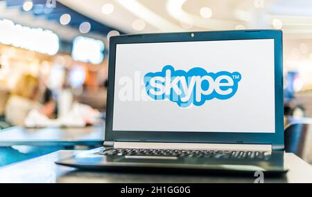 POZNAN, POL - APR 28, 2020: Laptop-Computer mit Logo von Skype, Anwendung, die in der Bereitstellung von Video-Chat und Sprachanrufe zwischen com spezialisiert Stockfoto