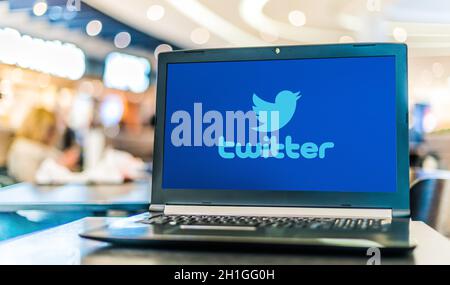 POZNAN, POL - APR 28, 2020: Laptop-Computer mit dem Logo von Twitter, einem amerikanischen Online-Microblogging und Social-Networking-Service Stockfoto