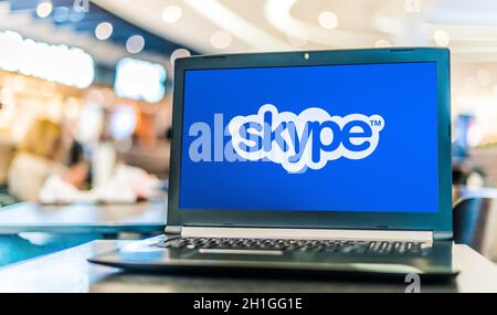POZNAN, POL - APR 28, 2020: Laptop-Computer mit Logo von Skype, Anwendung, die in der Bereitstellung von Video-Chat und Sprachanrufe zwischen com spezialisiert Stockfoto