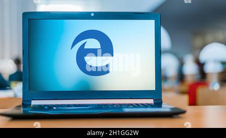 POZNAN, POL - 15. MAI 2020: Laptop-Computer mit Logo von Microsoft Edge, einem Web-Browser von Microsoft entwickelt Stockfoto