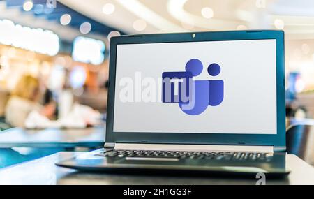 POZNAN, POL - APR 28, 2020: Laptop-Computer mit Logo von Microsoft Teams, eine einheitliche Kommunikations- und Collaboration-Plattform Stockfoto