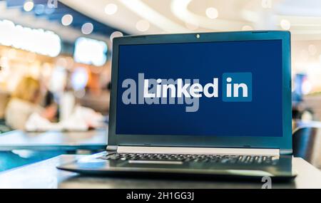 POZNAN, POL - APR 28, 2020: Laptop Computer mit Logo von LinkedIn, einem amerikanischen Business-und beschäftigungsorientierten Service, der über Websit arbeitet Stockfoto