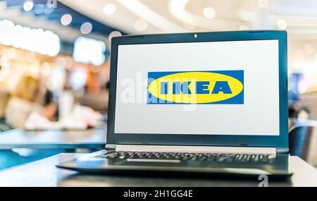 POSEN, POL - 21. MAI 2020: Laptop-Computer mit Logo von IKEA, einer multinationalen Gruppe, die Entwürfe und verkauft montagefertige Möbel, Küche Stockfoto