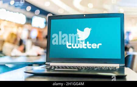 POZNAN, POL - APR 28, 2020: Laptop-Computer mit dem Logo von Twitter, einem amerikanischen Online-Microblogging und Social-Networking-Service Stockfoto