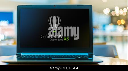 POZNAN, POL - 16. JUN 2020: Laptop-Computer mit Logo von CorelDRAW, einem von Corel Corporation entwickelten und vertriebenen Vektorgrafiker Stockfoto
