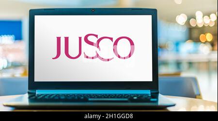 POSEN, POL - 21. MAI 2020: Laptop-Computer mit Logo von JUSCO, einer Kette von Hypermärkten in Japan Stockfoto