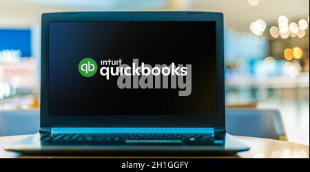 POZNAN, POL - JUN 16, 2020: Laptop-Computer mit Logo von QuickBooks, einem Buchhaltungssoftware-Paket, das von Intuit entwickelt und vermarktet wird Stockfoto