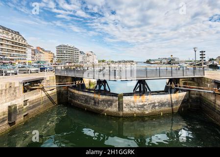 Bergerac, Frankreich - 22. Mai 2017: Damm und Brücke über den Kanal (die Verriegelung der Hafen) in Bergerac, Normandie, Frankreich. Stockfoto