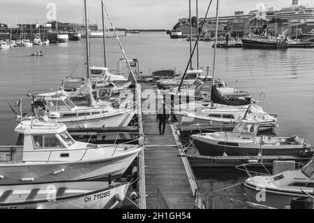Cherbourg, Frankreich - 22. Mai 2017: Boote im Hafen von Arromanches-les-Bains, Normandie, Frankreich. Die Schwarz-Weiß-Fotografie. Stockfoto