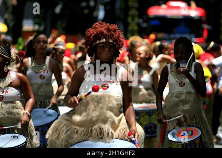 salvador, bahia / brasilien - 3. märz 2014: Mitglieder der Percussion-Band Dida werden während eines Aufführens im Circuito Osmar während des Karnevals der gesehen Stockfoto