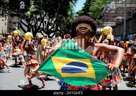 salvador, bahia / brasilien - 3. märz 2014: Mitglieder der Percussion-Band Dida werden während eines Aufführens im Circuito Osmar während des Karnevals der gesehen Stockfoto