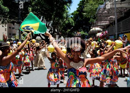 salvador, bahia / brasilien - 3. märz 2014: Mitglieder der Percussion-Band Dida werden während eines Aufführens im Circuito Osmar während des Karnevals der gesehen Stockfoto