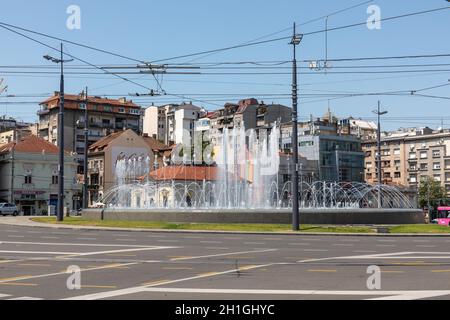 Belgrad, Serbien - 30. Juni 2019: Großer Wasserbrunnen auf dem Slavija-Platz in Belgrad, Serbien. Stockfoto