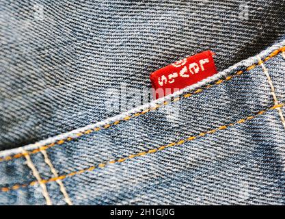 Rom, Italien, 26. Juli 2020: Das kultige rote Label mit dem Levi's-Logo, das seitlich an der rechten Gesäßtasche einer Jeans-Hose angenäht ist Stockfoto