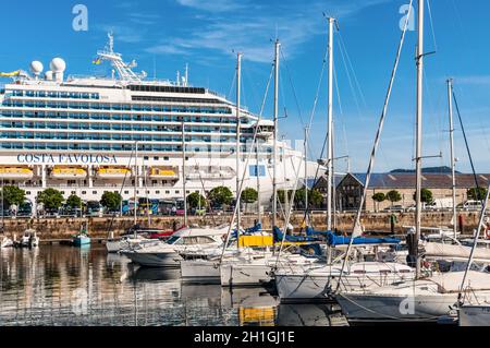 Vigo, Spanien - 20. Mai 2017: Boote im Hafen von Vigo, Galicia, Spanien günstig. Kreuzfahrtschiff Costa Favolosa im Hintergrund. Stockfoto