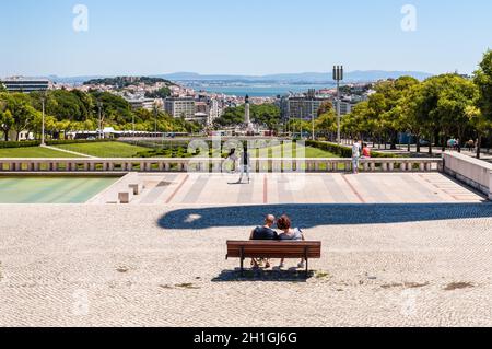 Lissabon, Portugal - 19. Mai 2017: Menschen ruhen in den Park und Lissabon Stadt Blick vom Park Eduardo VII Sicht (Miradouro Parque Eduardo VII). Stockfoto