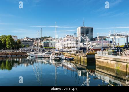 Vigo, Spanien - 20. Mai 2017: Boote im Hafen von Vigo, Galicia, Spanien günstig. Der Real Club Nautico de Vigo in der Mitte. Es ist eine spanische Yacht Club Stockfoto