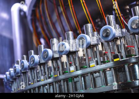 Fragmente der automatischen Abfüllmaschine zum Abfüllen verschiedener Getränke Stockfoto