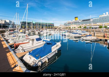 Vigo, Spanien - 20. Mai 2017: Boote im Hafen von Vigo, Galicia, Spanien günstig. Kreuzfahrtschiff im Hintergrund. Stockfoto