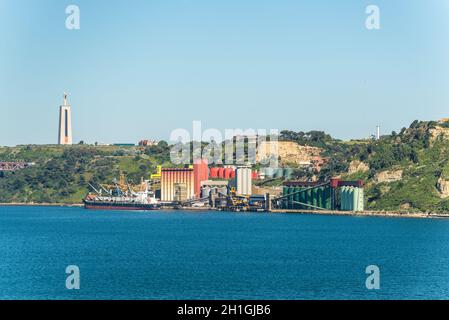 Lissabon, Portugal - 19. Mai 2017: Ölsaaten Industrieanlage in Lissabon, Portugal. Sovena Ölsaaten Portugal engagiert sich in der Raffination und Gewinnung von s Stockfoto