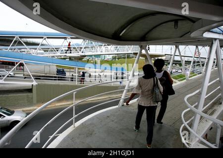 salvador, bahia / brasilien - 5. september 2014: In der Stadt Salvador werden die Menschen über einen Fußgängerweg gesehen. Stockfoto