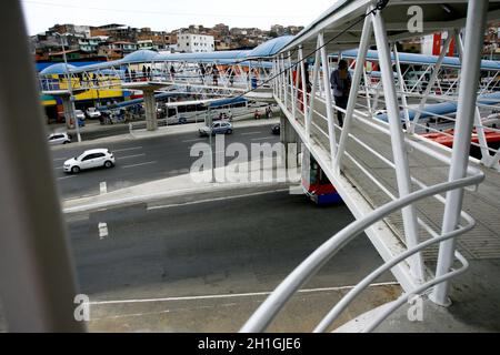 salvador, bahia / brasilien - 5. september 2014: In der Stadt Salvador werden die Menschen über einen Fußgängerweg gesehen. Stockfoto