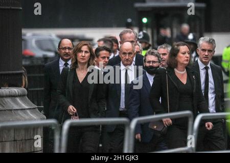 Westminster, London, Großbritannien. Oktober 2021. Parlamentsabgeordnete gehen vom Parlament zur St. Margaret's Church (bekannt als "die Kirche auf dem Parliament Square") in einer Prozession zum Gedenkgottesdienst für Sir David Amess, Parlamentsabgeordneter für Southend West, der während seiner Wahlkreisoperation erstochen wurde. Kredit: Imageplotter/Alamy Live Nachrichten Stockfoto