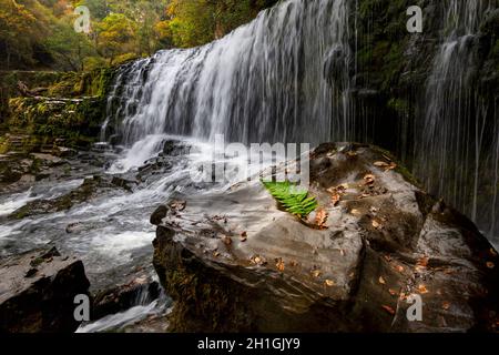 Der Felsen am oberen Teil des Sgwd Clun Gwyn Wasserfalls am Mellte Fluss, in der Nähe von Pontneddfechan in Südwales, Großbritannien. Stockfoto