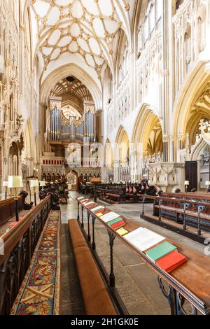 WELLS, Großbritannien - 07. Oktober 2011. Der Quire oder Chor in der Kathedrale von Wells. Mit Gebetsbüchern, Kirchenbänken und Kirchenorgel. Wells, Somerset, Großbritannien Stockfoto