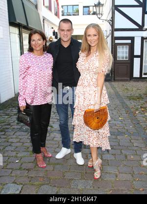 Claudia Obert, Jenny Elvers mit Sohn Paul Jolig, während der Pre-Closing Finissage von The Golden Things Meets Pink Carpet im Studio 28 Hamburg Stockfoto