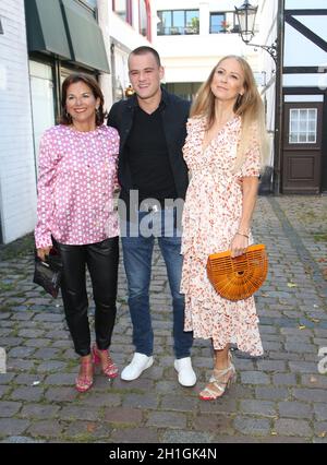 Claudia Obert, Jenny Elvers mit Sohn Paul Jolig, während der Pre-Closing Finissage von The Golden Things Meets Pink Carpet im Studio 28 Hamburg Stockfoto