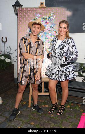 Sebastian Kempin und Alicja Lisiak , während der Pre-Closing Finissage von The Golden Things Meets Pink Carpet im Studio 28 Hamburg Stockfoto
