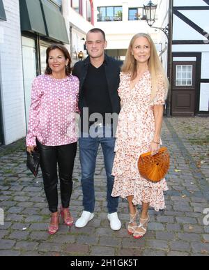 Claudia Obert, Jenny Elvers mit Sohn Paul Jolig, während der Pre-Closing Finissage von The Golden Things Meets Pink Carpet im Studio 28 Hamburg Stockfoto