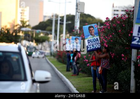 salvador, bahia / brasilien - 16. august 2016: Auf der Avenida ACM in der Stadt Salvador werden die Menschen mit Plakaten des Wahlkampfes des Kandidaten gesehen Stockfoto