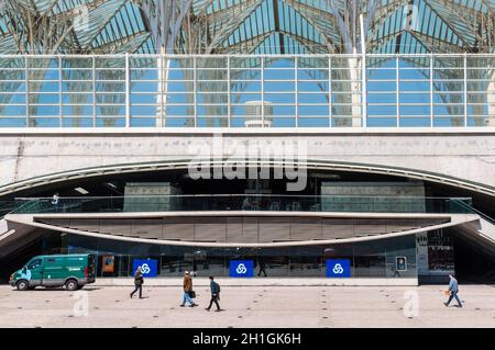 Lissabon, Portugal - 19. Mai 2017: Leute, die sich vor dem Bahnhof Oriente - moderne Architektur in Lissabon, eine Eisenbahn Hub mit lokalen Verkehrsverbindungen. Stockfoto