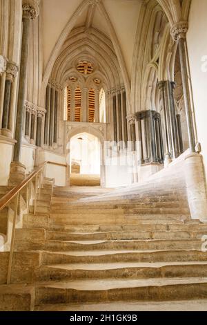 WELLS, Großbritannien - 07. Oktober 2011. Steintreppe führt zum Kapitelhaus in der Kathedrale von Wells. Wells, Somerset, Großbritannien Stockfoto