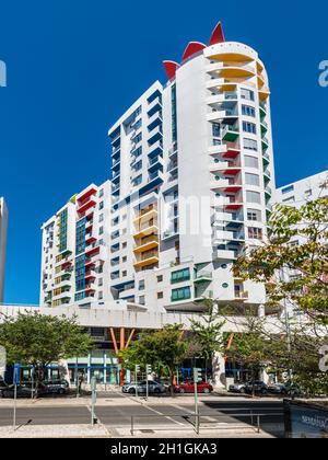 Lissabon, Portugal - 19. Mai 2017: Blick auf die moderne und farbenfrohe Apartment House in Lissabon, Portugal. Stockfoto