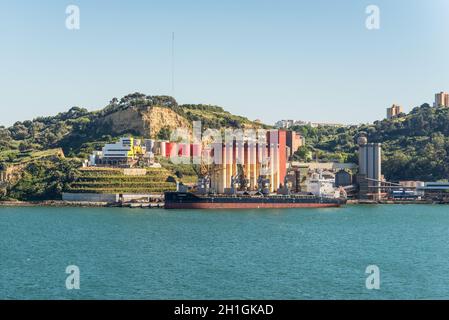 Lissabon, Portugal - 19. Mai 2017: Ölsaaten Industrieanlage in Lissabon, Portugal. Sovena Ölsaaten Portugal engagiert sich in der Raffination und Gewinnung von s Stockfoto