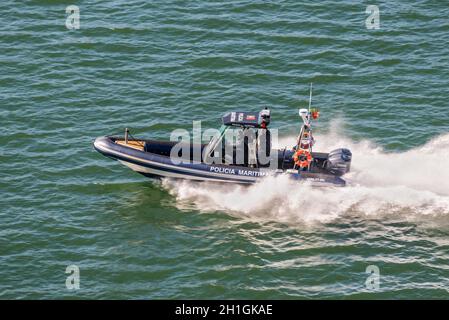 Lissabon, Portugal - 19. Mai 2017: Hohe Geschwindigkeit maritime Polizei Boot geht in den Fluss Tagus, Lissabon, Portugal. Stockfoto